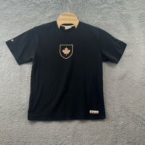 MINT CONDITION red canoe Canada shirt size men’s L